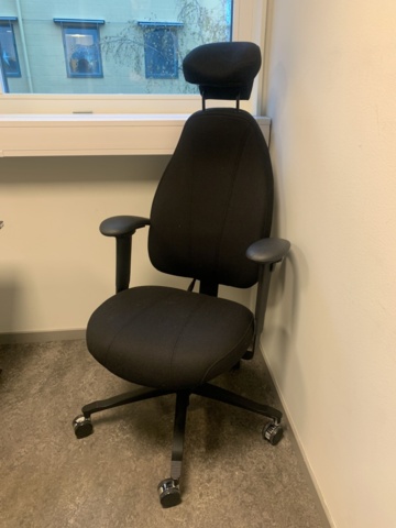 993374-5 Office furniture: Electric raise/lower desk LANAB, ergonomic office chair Malmstolen