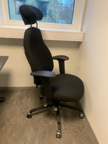 993374-7 Office furniture: Electric raise/lower desk LANAB, ergonomic office chair Malmstolen