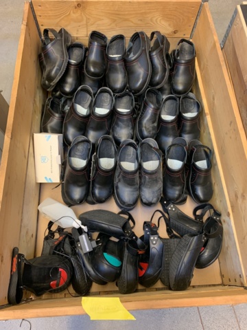 1110112-1 Safety shoes a pallet