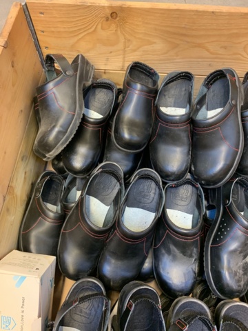 1110112-2 Safety shoes a pallet