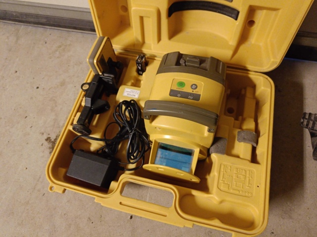 1000027-2 Topcon rotary laser equipment and digital spirit level