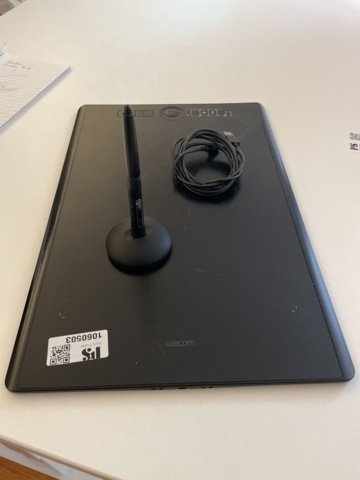 1060503-1 Wacom Intuos Pro Drawing pad for computer