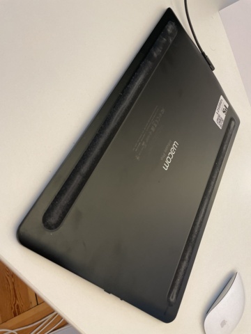 1060521-7 Wacom Intuos Pro Drawing pad for computer