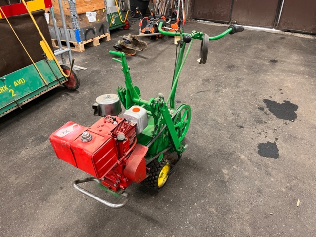 1111566-2 Lawn cutter Ryan Jr sod cutter