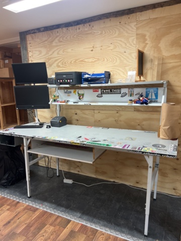 1051275-1 Packing bench with computer and printer