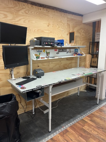 1051275-2 Packing bench with computer and printer