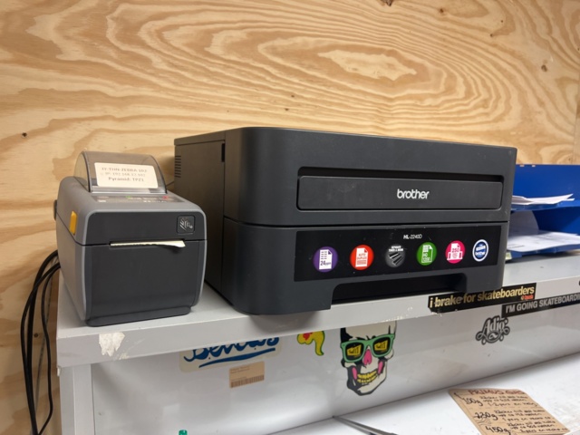 1051275-8 Packing bench with computer and printer