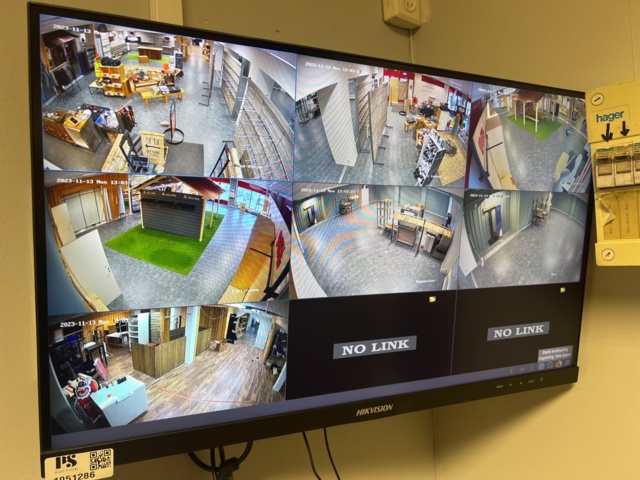 1051286-2 Surveillance cameras 7 pcs with screen & computer - HikVision