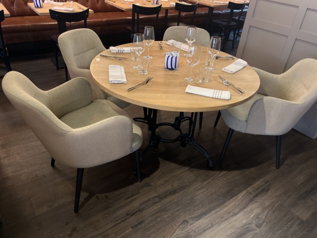 1052677-8 2st Runda ekbord med 9s stolar - deNONA  ø110/120cm