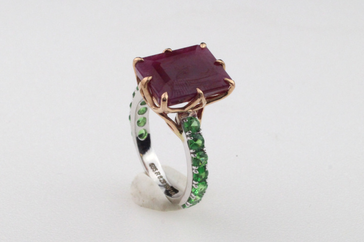 1112014-1 Ring 14K Gold with Ruby and Tsavorite