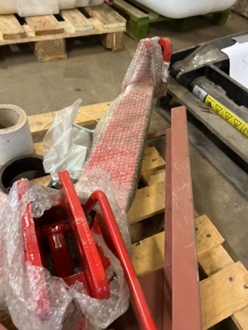 1068653-7 A - Frame attachment to the tractor