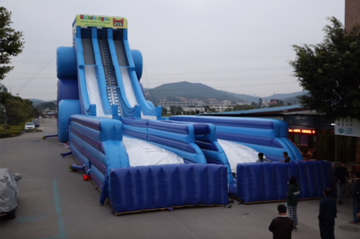 1112659-2 Europe's largest inflatable water slide