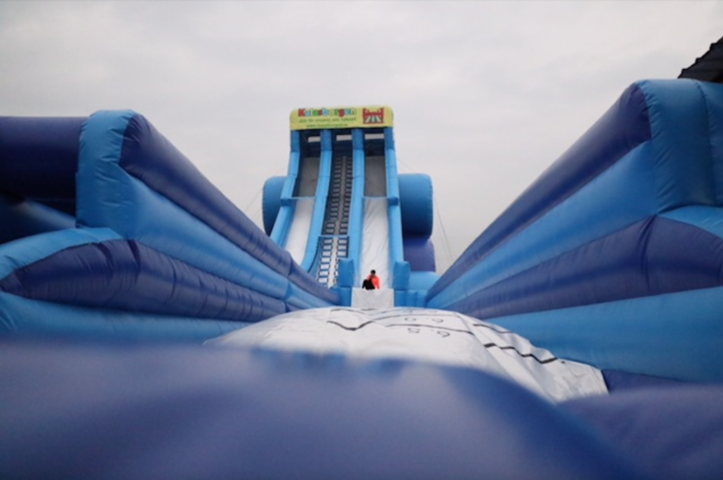 1112659-3 Europe's largest inflatable water slide