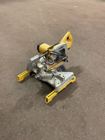 898499-4 DeWALT DW707 Cut and miter saw