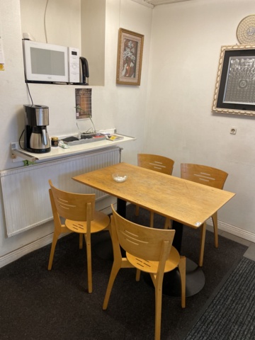 1085846-1 Fikarum med möbler och diverse