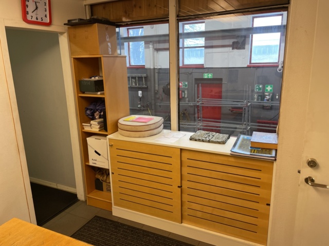 1085846-2 Fikarum med möbler och diverse