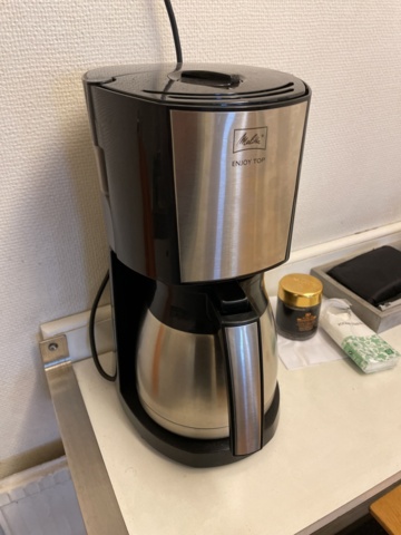 1085846-3 Fikarum med möbler och diverse