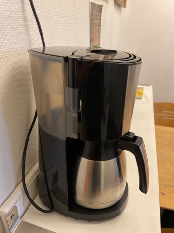 1085846-4 Fikarum med möbler och diverse