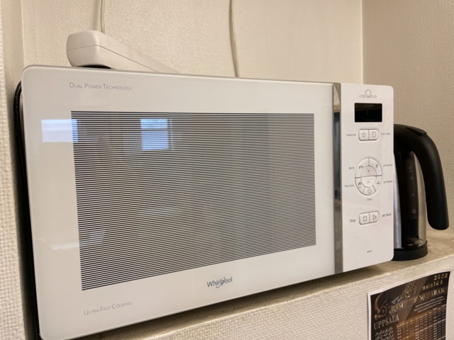 1085846-5 Fikarum med möbler och diverse