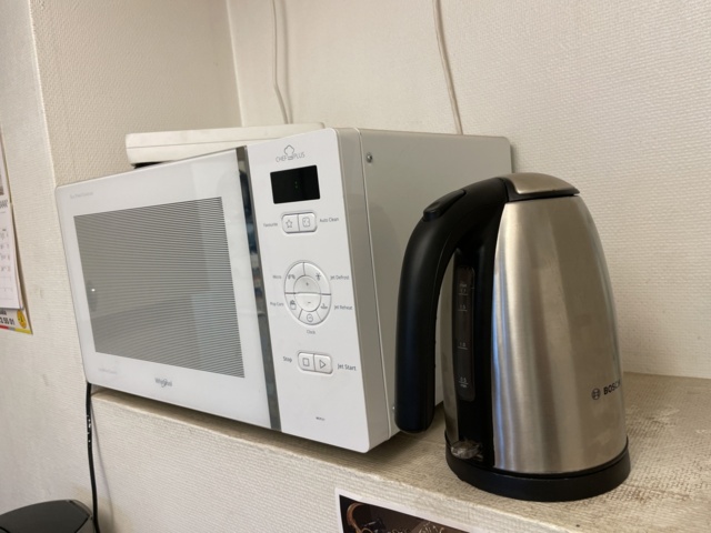 1085846-6 Fikarum med möbler och diverse