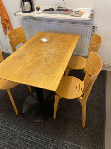 1085846-7 Fikarum med möbler och diverse