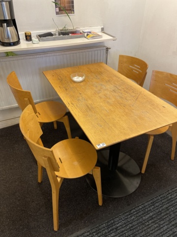 1085846-8 Fikarum med möbler och diverse