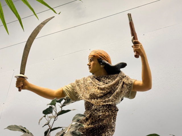 1113378-3 Pirate girl 1.6 meters tall