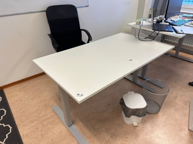 1071739-1 Desk height adjustable Ikea 140x80, Desk chair Ikea and mat 160x230