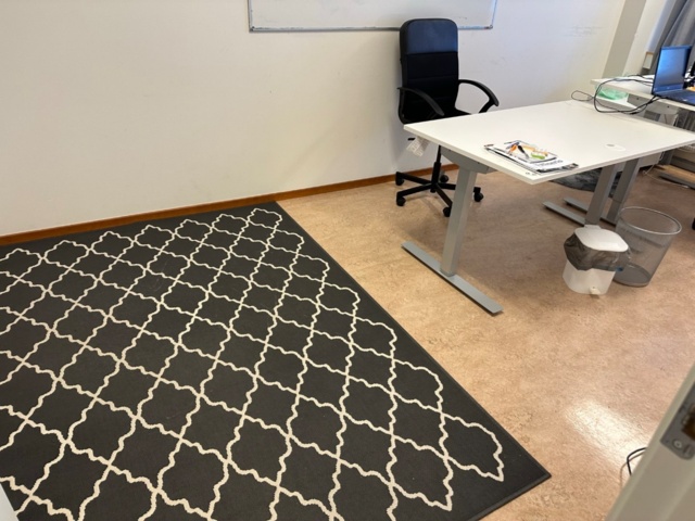 1071739-2 Desk height adjustable Ikea 140x80, Desk chair Ikea and mat 160x230