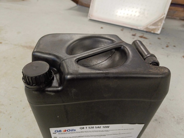 999642-4 Transmission / Hydraulic oil Q8 T 520 SAE 10W 20-Liter