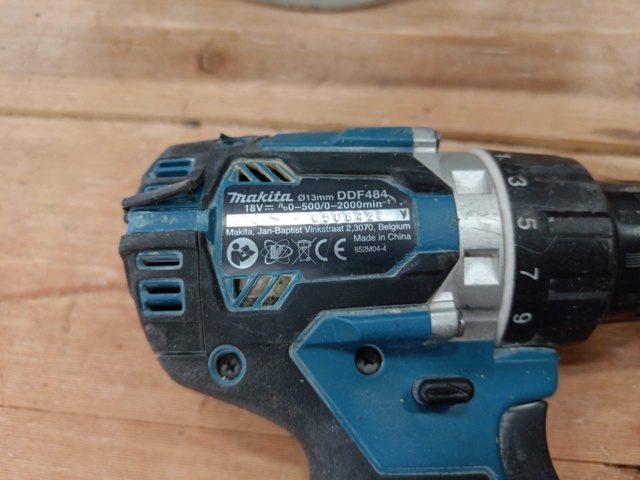 999712-7 Makita - Package