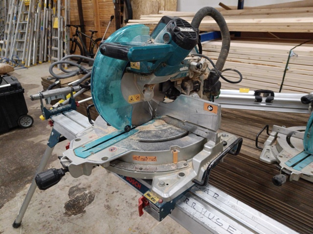 999804-2 Cut / Miter Saw Makita LS1019L