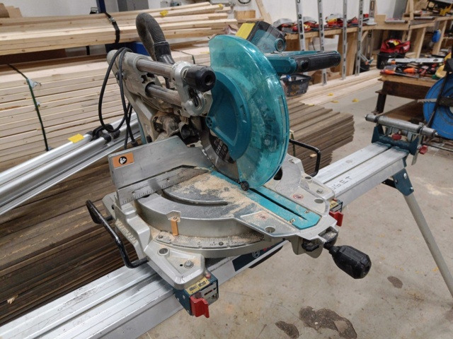 999804-4 Cut / Miter Saw Makita LS1019L