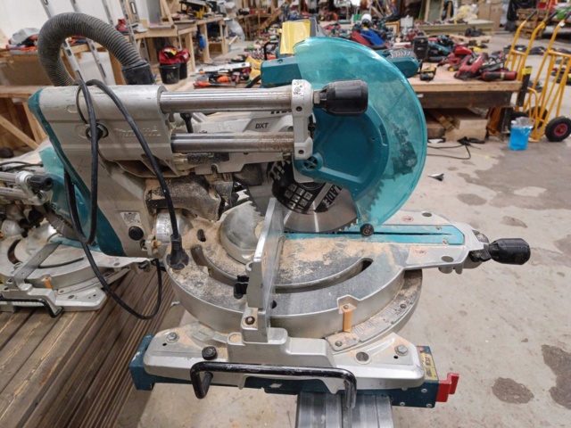 999804-5 Cut / Miter Saw Makita LS1019L