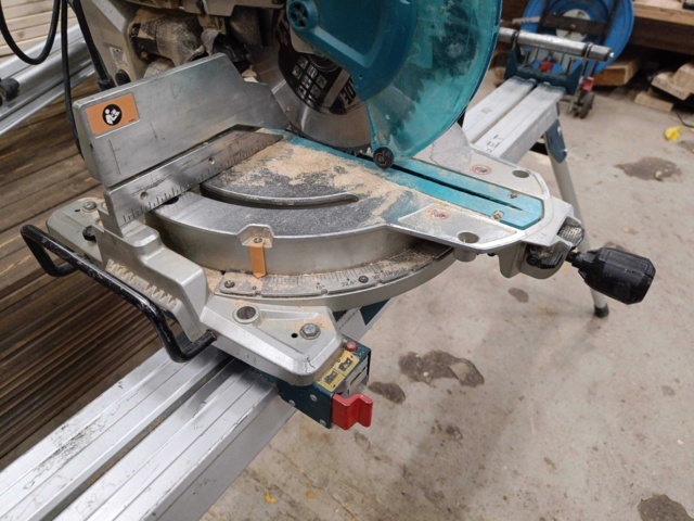 999804-7 Cut / Miter Saw Makita LS1019L