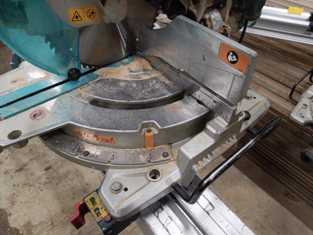 999804-13 Cut / Miter Saw Makita LS1019L