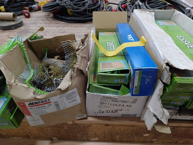 999864-17 Parti med blandad Skruv