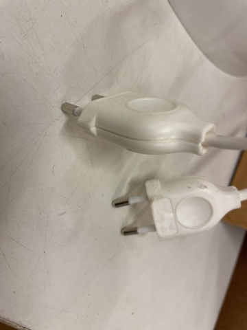 998946-9 Two ceiling lights