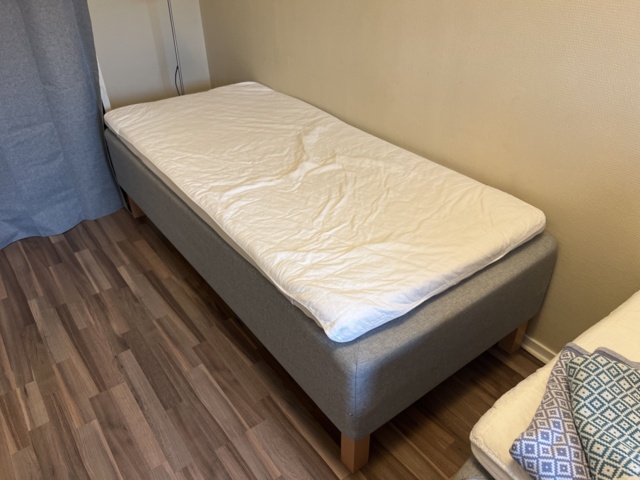 1051389-2 Furniture and furnishings from hotel rooms