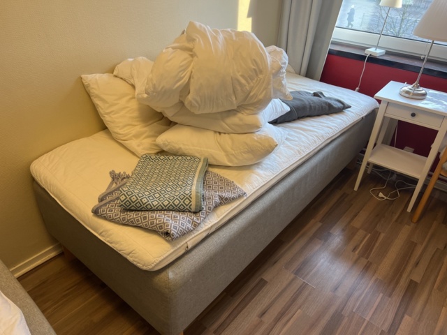 1051389-3 Furniture and furnishings from hotel rooms