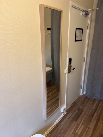 1051389-5 Furniture and furnishings from hotel rooms