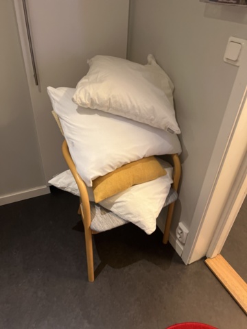 1051393-2 Möbler och inredning från hotellrum