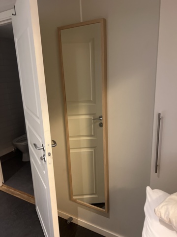 1051393-3 Möbler och inredning från hotellrum