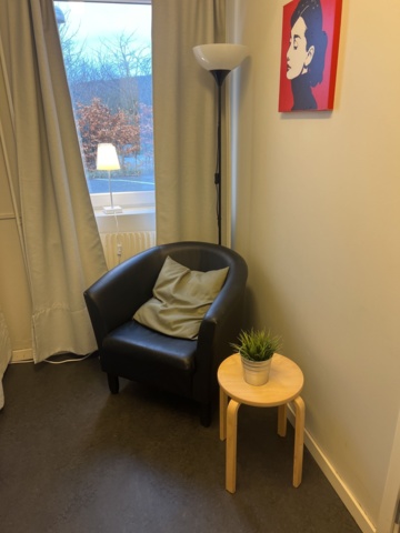 1051393-6 Möbler och inredning från hotellrum