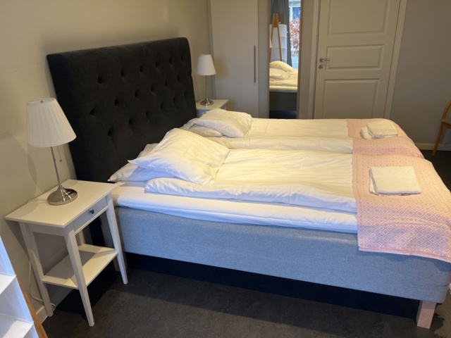 1051396-1 Möbler och inredning från hotellrum