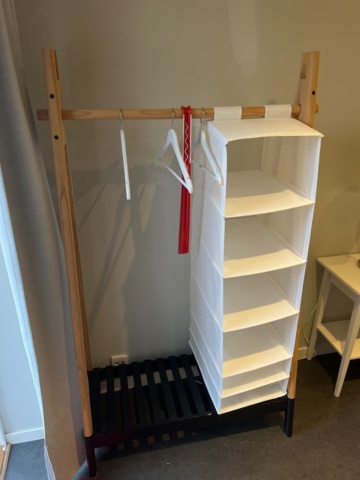 1051396-2 Möbler och inredning från hotellrum