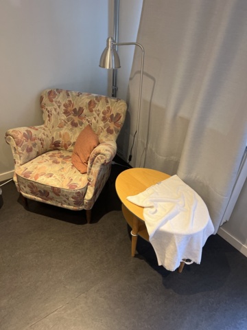 1051396-3 Möbler och inredning från hotellrum