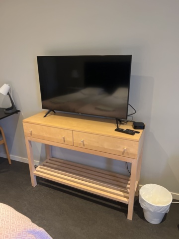 1051396-4 Möbler och inredning från hotellrum