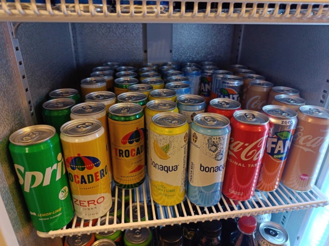 1000043-4 Soft drink cooler, including soft drinks