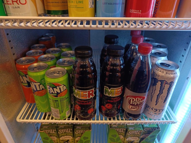 1000043-5 Soft drink cooler, including soft drinks